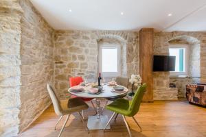 Luxury Apt Petra in 400 year old stone house 4+2