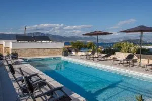 Luxury Poolside Villa - 斯拉汀