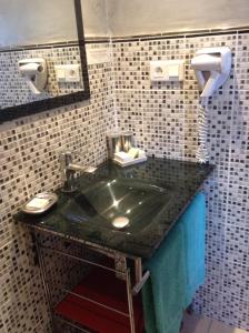 Hotels Logis Hotel Restaurant Hostellerie de la Tour : photos des chambres