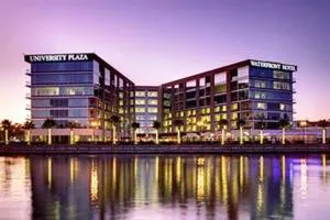 大学广场海滨酒店 - 莱思罗普