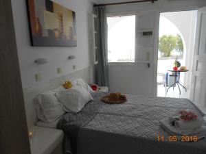 Rooms to let Rena Santorini Greece