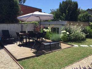 Charmante maison de ville avec jardin et piscine