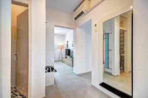 Lola app in city center, 4+1 pax