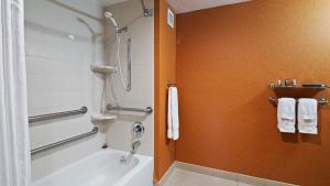 King Room with Bath Tub - Mobility Access/Non-Smoking room in Best Western Plus Fresno Airport Hotel