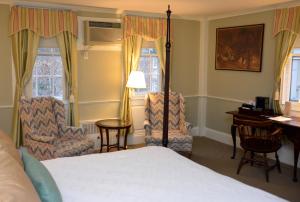 Deluxe Queen Room room in Concord's Colonial Inn