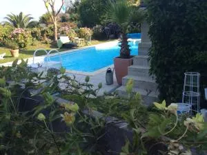 Roulotte de luxe vue mer 180° ,et un ha de verdure - Keralcun