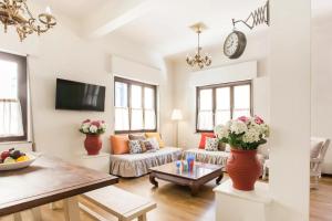 Vintage Charm by the Acropolis!