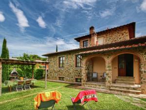 Cozy Cottage in Lucignano with Swimming Pool