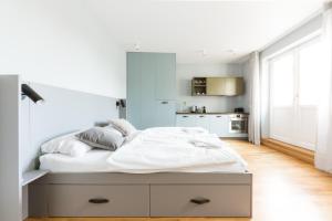 Prague Days - Sunny Riverside Apartments with Terraces