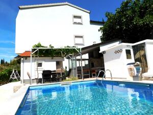 Villa Valenta-Klis near Split, heated pool & view 