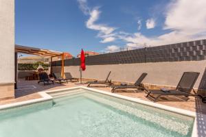 Ćuby Apartment with private Pool in Trogir