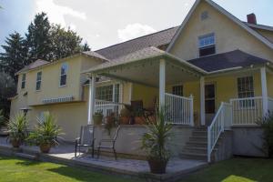 Genelle House B&B Guest House