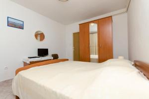 Apartments and Room Mate-Mare