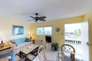 Sombrero Siesta - Palm Island