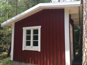 Röd stuga på landet