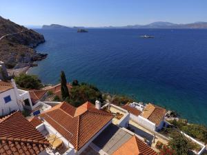 Hydra Kamini Beach Thea