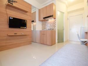 Modern Studio at Green Pramuka City Apartment near to Shopping Center By Travelio