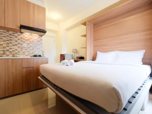 Modern Studio at Green Pramuka City Apartment near to Shopping Center By Travelio