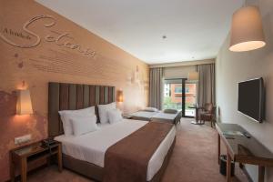 Family Twin Room (2 Adults + 1 Child) room in Vila Gale Sintra