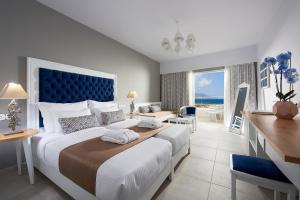 Deluxe Double Room with Side Sea View