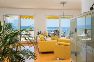 Seaside Apartment Gold 1row