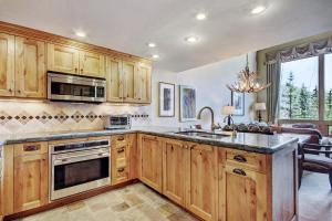 3 BR Condo at The Lodge at Vail with Pool, Hot Tub