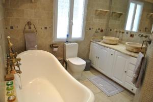 B&B / Chambres d'hotes Villa QUINISSOLE : Suite Familiale