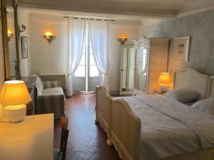 B&B / Chambres d'hotes Les Chapeliers : Chambre Lit King-Size - Vue sur Jardin