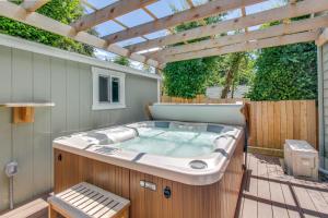 Mercer Island- Mt Saint Helens Room