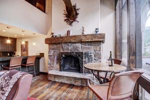 Rustic Mountain View 2Bedroom Condo- Lodge at Vail