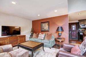 Rustic Mountain View 2Bedroom Condo- Lodge at Vail