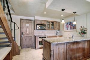 Modern 2 BR Condo Lodge at Vail, Walk to Gondola