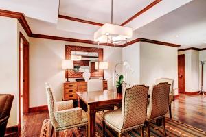 Luxe 2BRDen Ritz-Carlton Residence Quiet Location