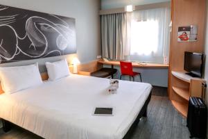 Standard Double Room room in ibis Orange Sud