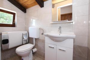 Two-Bedroom House room in Holiday House Cuvi