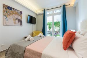 Splash of Glam II 10 Steps from Acropolis