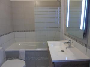 Hotels LOGIS Hotel Restaurant Auberge Du Cheval Blanc : Chambre Double ou Lits Jumeaux