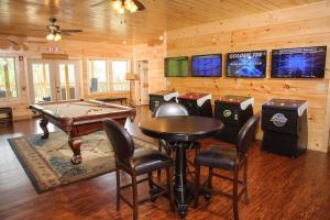 Fourteen-Bedroom House room in Foxwood Mansion Cabin