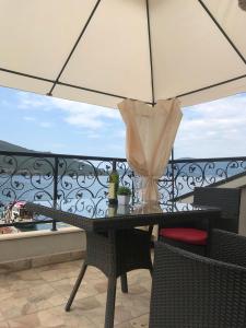 One-Bedroom Apartment with Terrace and Sea View - Attic room in Apartment SM