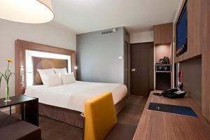 Hotels Novotel Paris La Defense Esplanade : Chambre Supérieure avec 1 Lit Queen-Size et Canapé-Lit Simple 