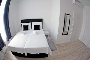 Twin/Double Room with Courtyard View room in Virtus Apartments and Rooms