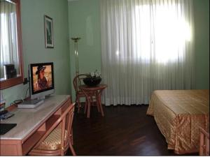 Double or Twin Room (1 Adult) room in Hotel Le Ville