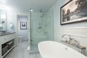 Deluxe King Room with Balcony room in Boston Yacht Haven