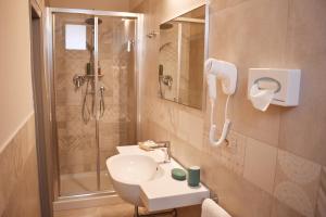Double or Twin Room with Balcony room in Hotel Flora