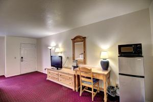 King Room - Accesible/Non-Smoking room in Days Inn & Suites by Wyndham Lolo