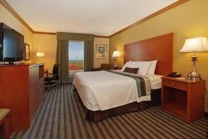 King Room - Non-Smoking room in Best Western Plus Seawall Inn & Suites by the Beach