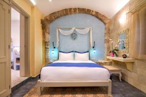 Senior Suite with Private Garden and Outdoor Hot tub (Views of Rhodes)