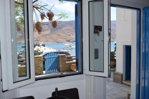 CLIO'S BEACH HOUSE - DELUXE BEACH FRONT PROPERTY Andros Greece