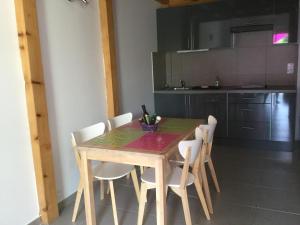 Appartements Les Hirondelles : Appartement avec Terrasse