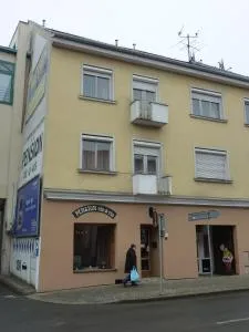 维斯阿维斯旅馆 - 特热比奇